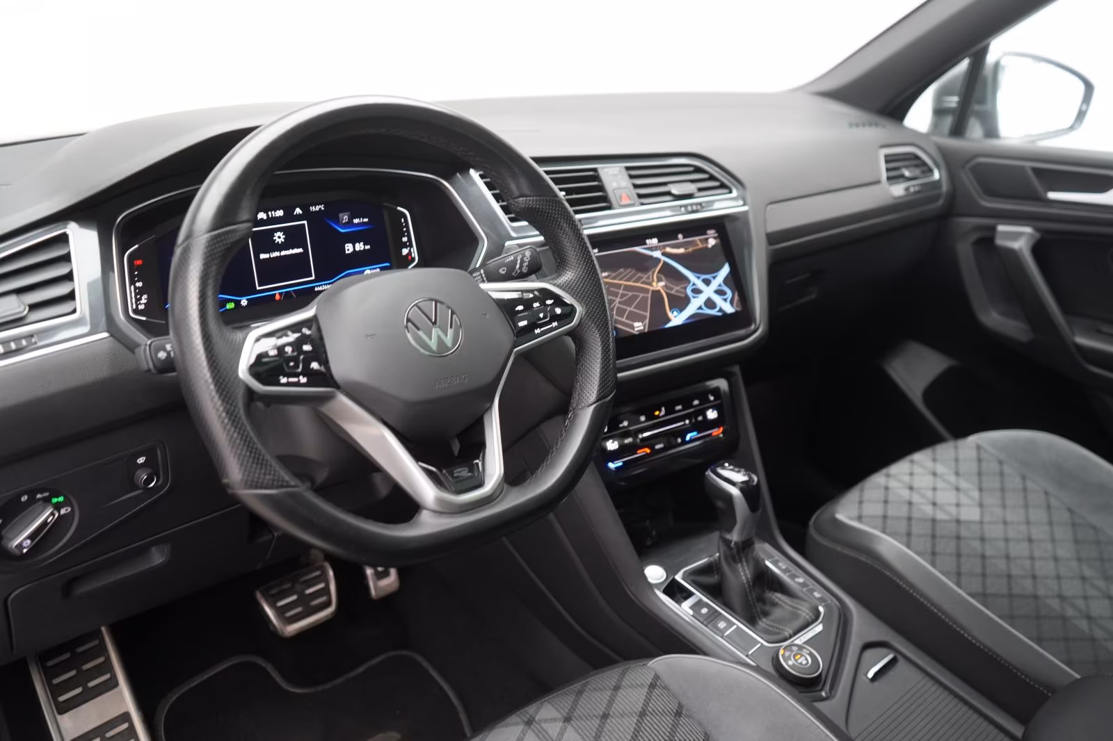 (B-566) Volkswagen Tiguan 2.0 TSI 4Motion DSG R-Line - Image 8