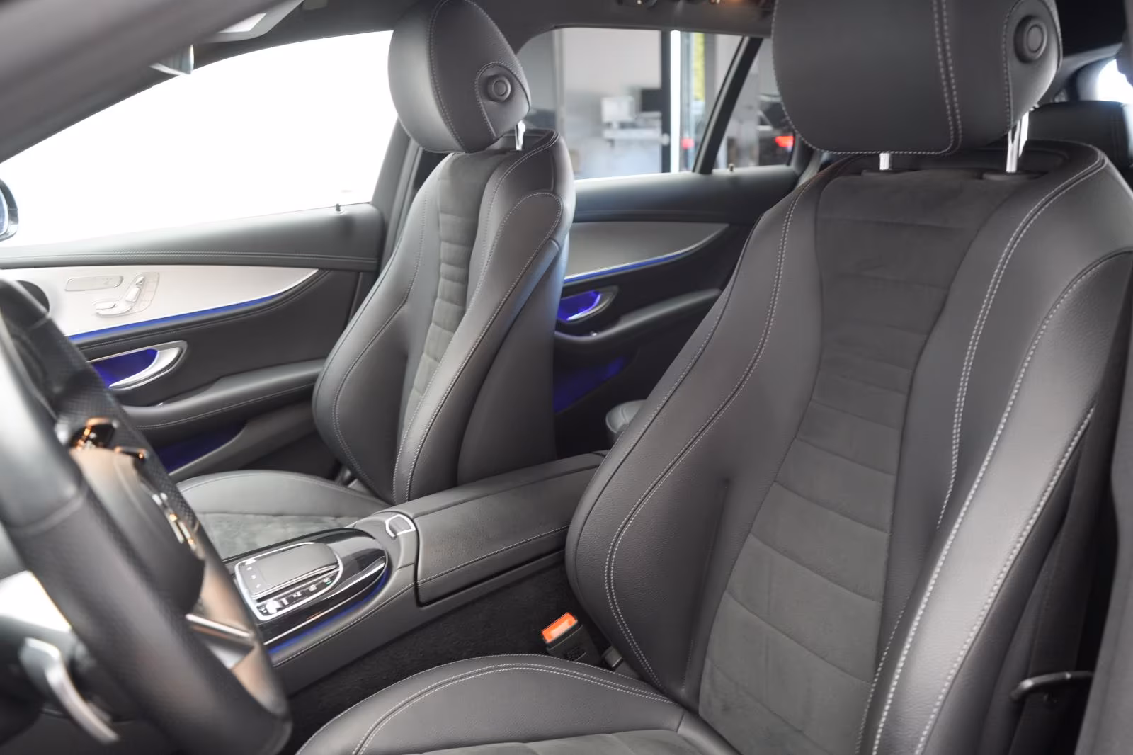 (B-599) Mercedes-Benz(7 ghế) E 300 d 4Matic T 9G-Tronic AMG Distroni - Image 8