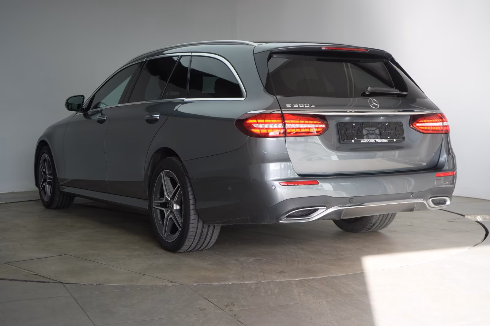 (B-115) Mercedes-Benz(Hybrid) E 300 e T 9G-Tronic AMG Softclose/Leder/HUD/Bu - Image 4