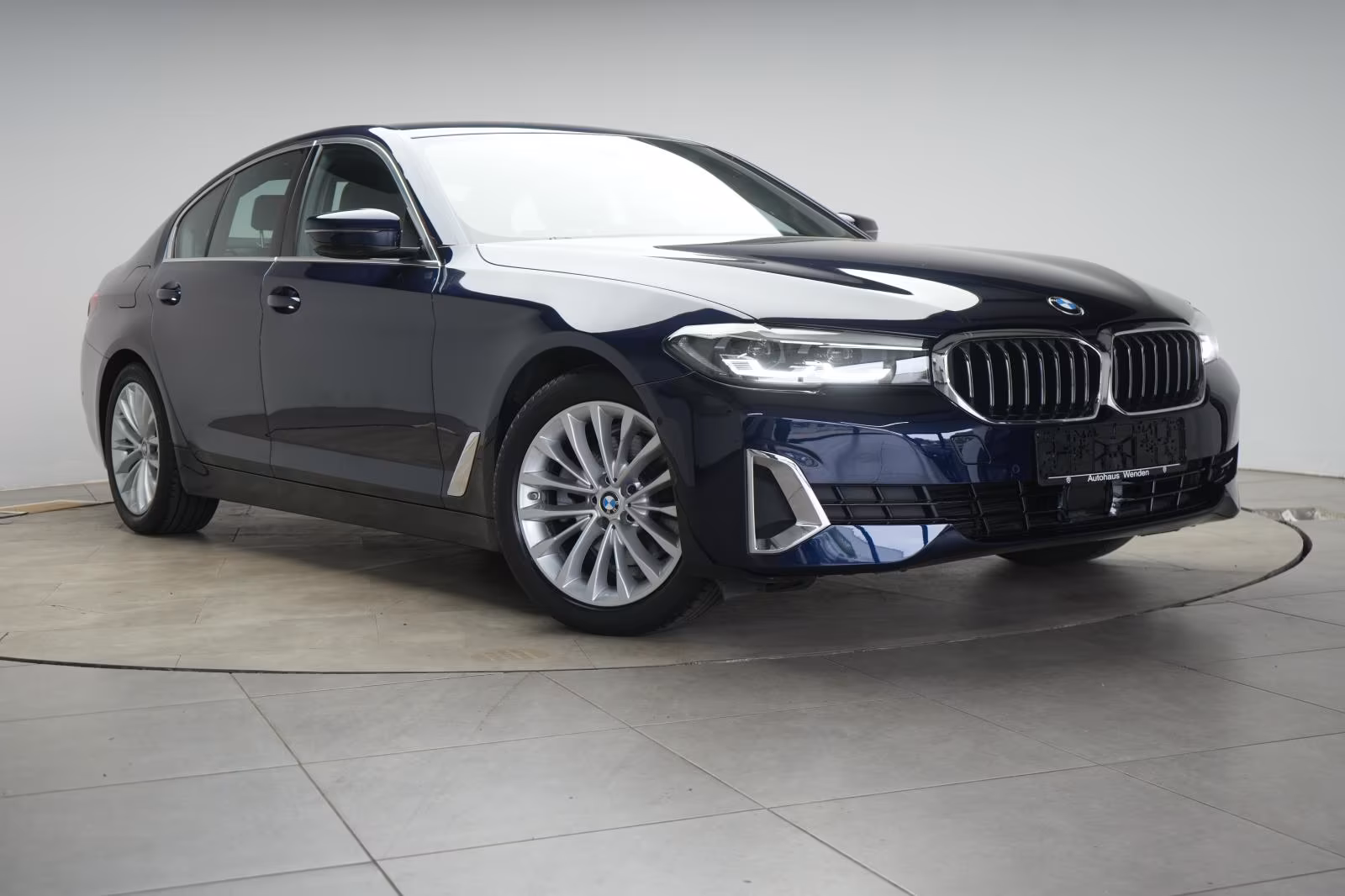 (B-568) BMW 520 i Luxury Line - Image 1