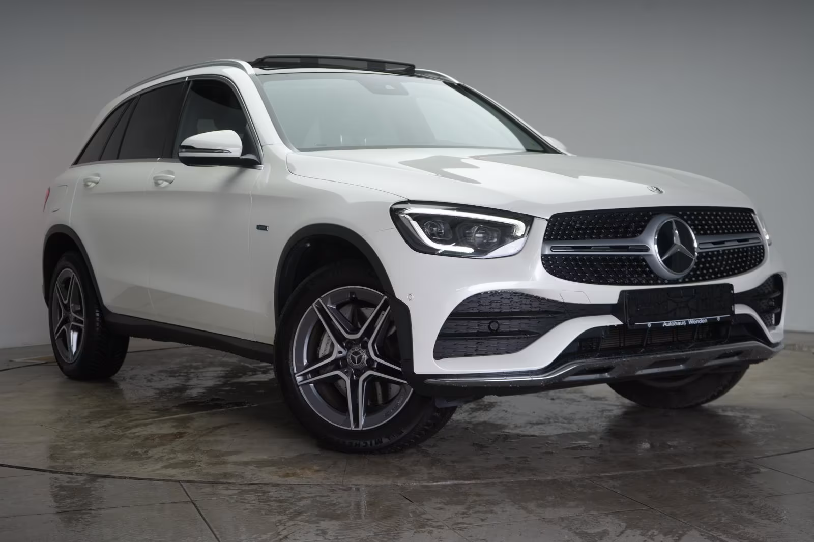 (B-233) Mercedes-Benz(Hybrid) GLC 300 e 4Matic 9G-Tronic Temp/Kamera/Pano/ - Image 1