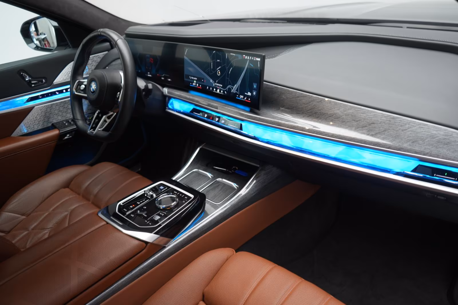 (B-275) BMW i7 M70 xDrive TheatreScreen/SkyLounge/HUD/B&W/Li - Image 9