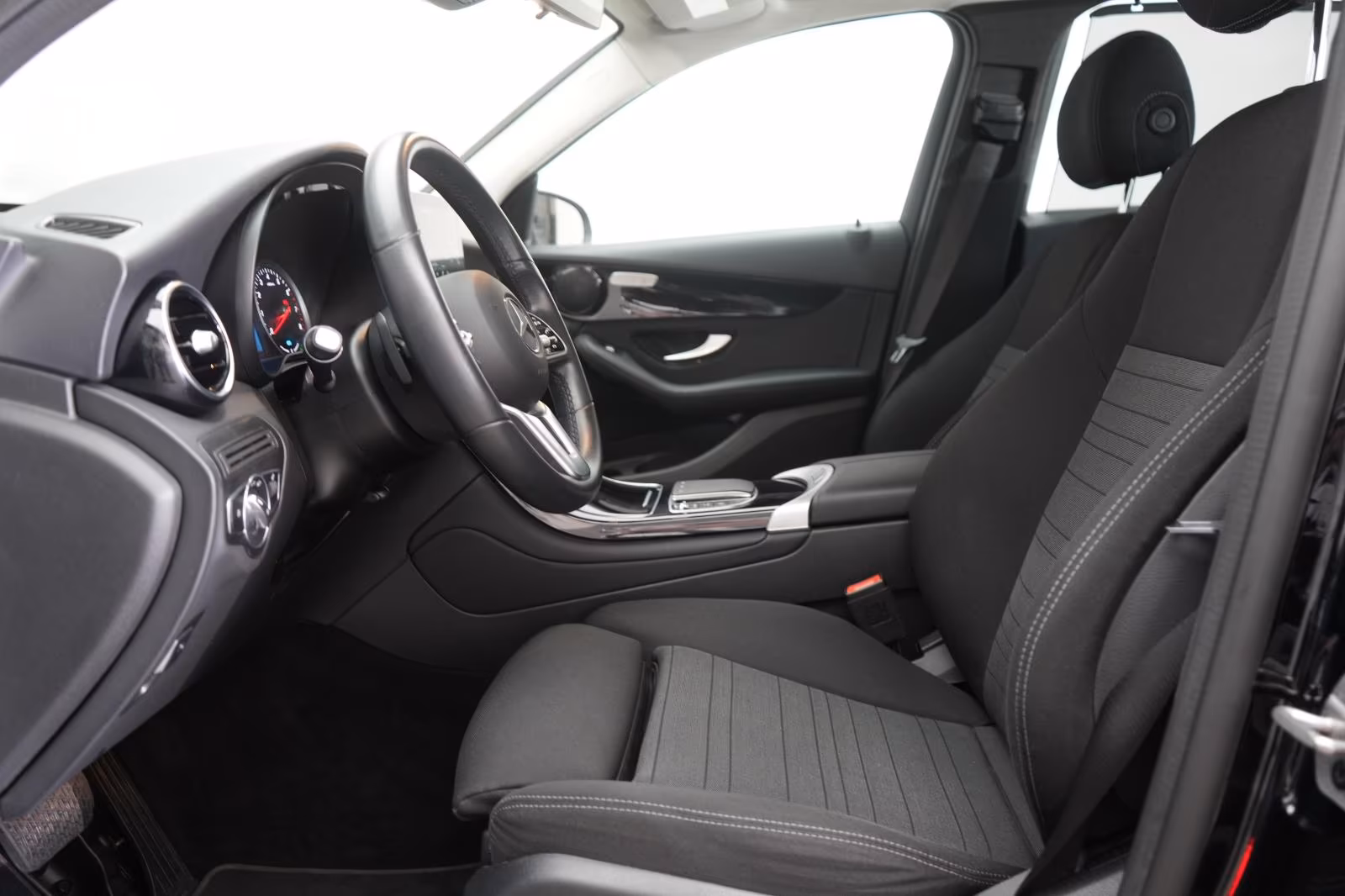 (B-376) Mercedes-Benz(Hybrid) GLC 300 e 4Matic 9G-Tronic Temp/Kamera/AHK/ - Image 6
