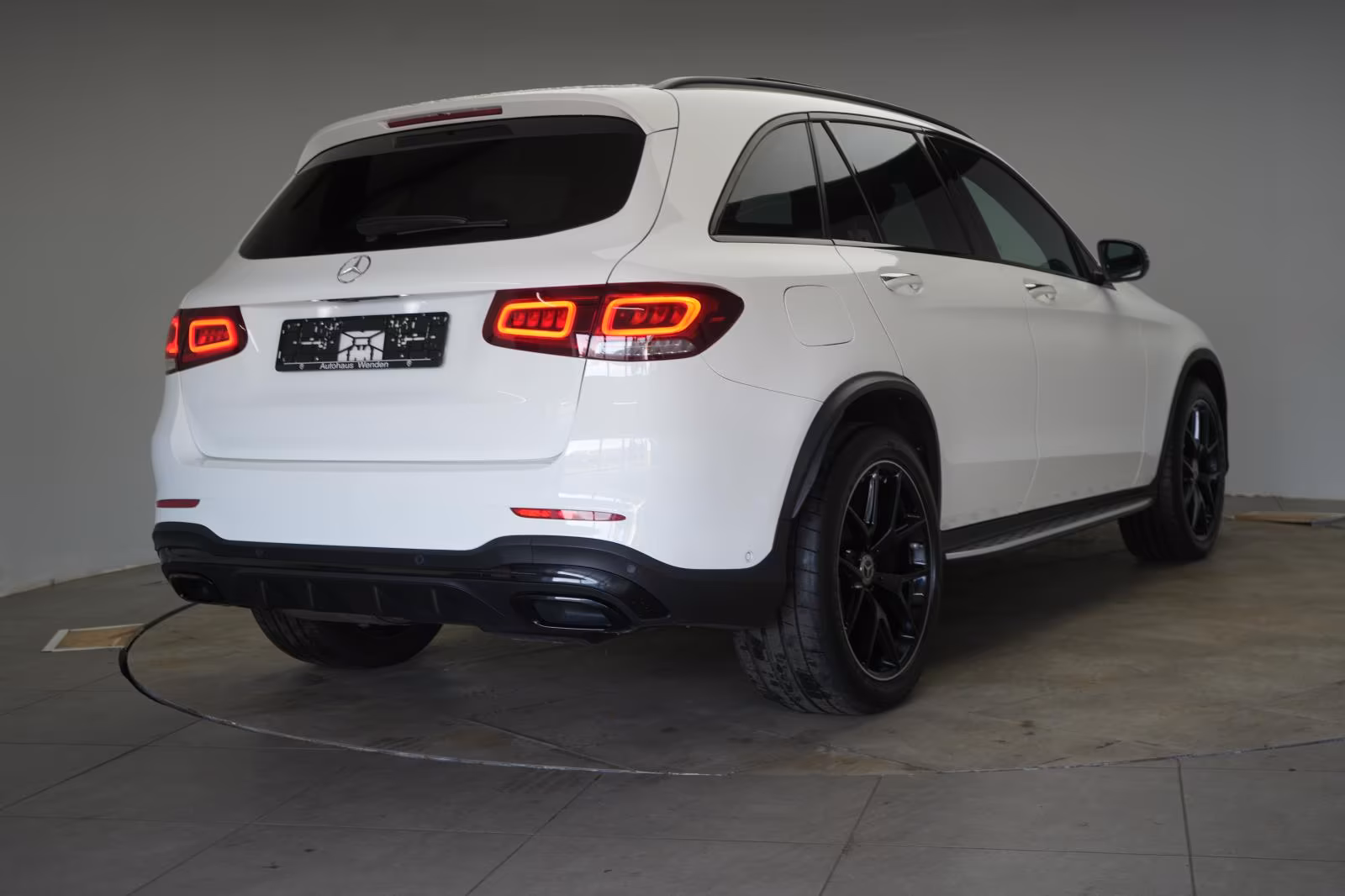 (B-681) Mercedes-Benz GLC 300 d 4Matic 9G-Tronic AMG Line Plus Distron - Image 5