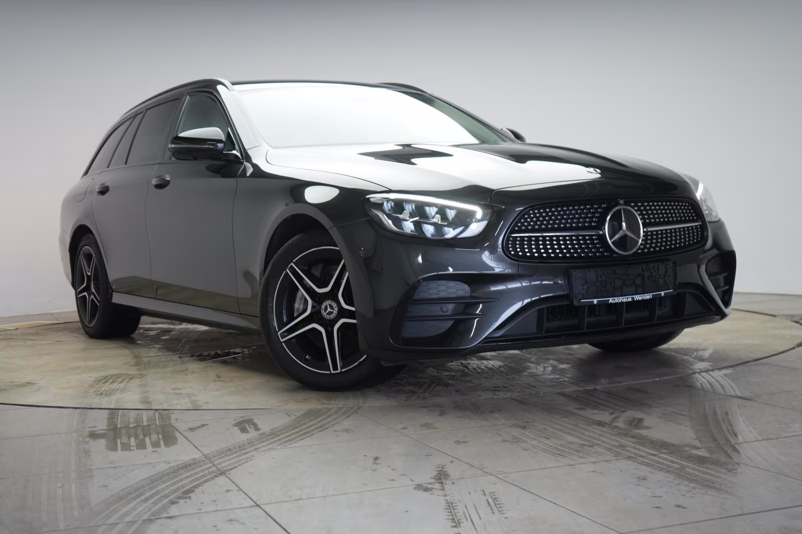 (B-349) Mercedes-Benz(Hybrid) E 300 de T 9G-Tronic AMG Leder/Distronic/Kamer - Image 1