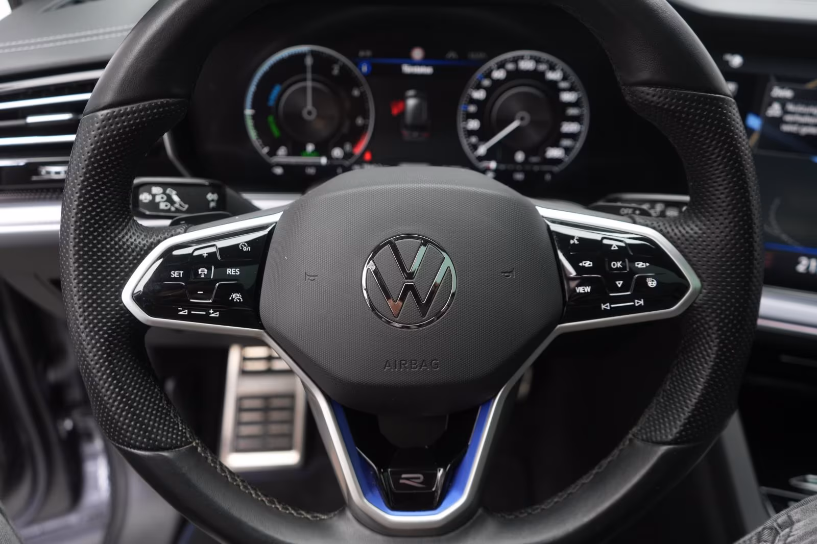 (B-334) Volkswagen(Hybrid) Touareg 3.0 V6 e-Hybrid 4Motion R line Leder/ACC - Image 14