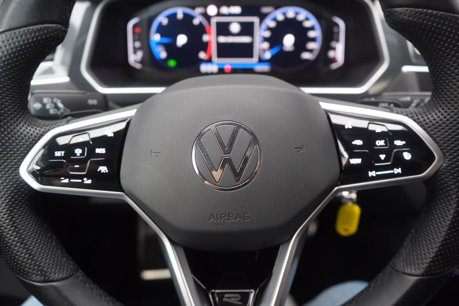 (B-648) Volkswagen Tiguan 2.0 TDI DSG R line ACC/Lane/Appconnect/AH - Image 13
