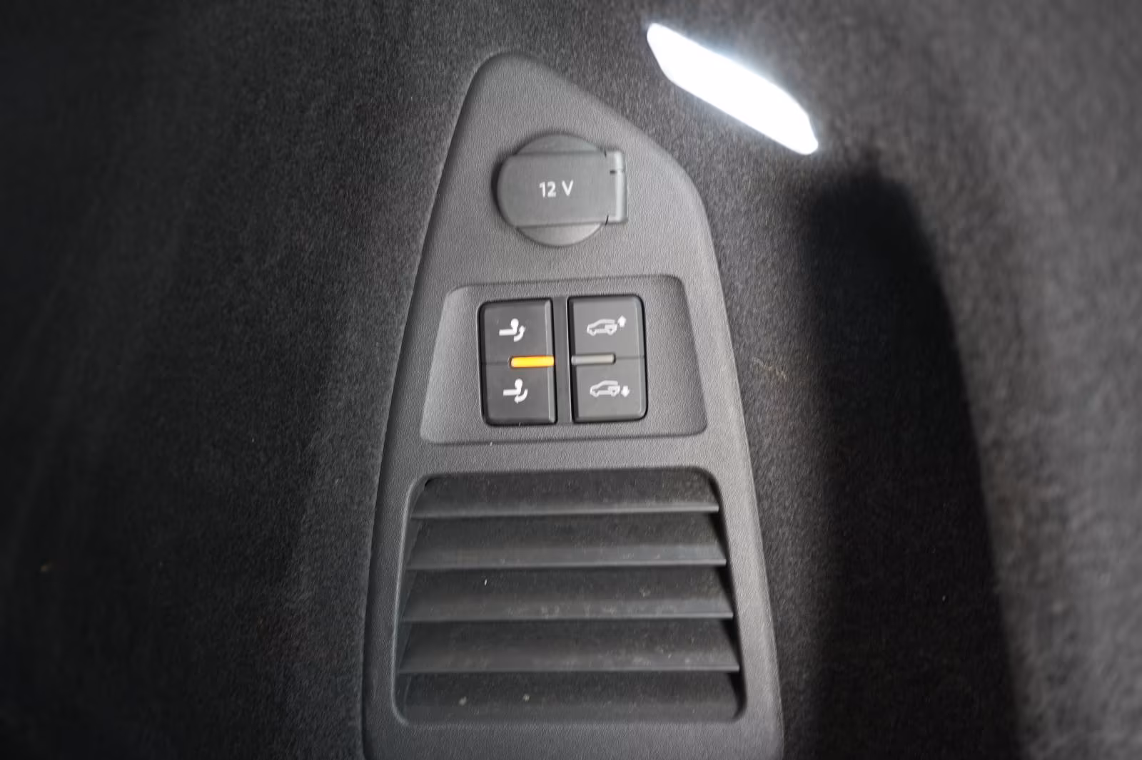 (B-599) Volkswagen Touareg 3.0 V6 TDI 4Motion DPF R-Line - Image 25