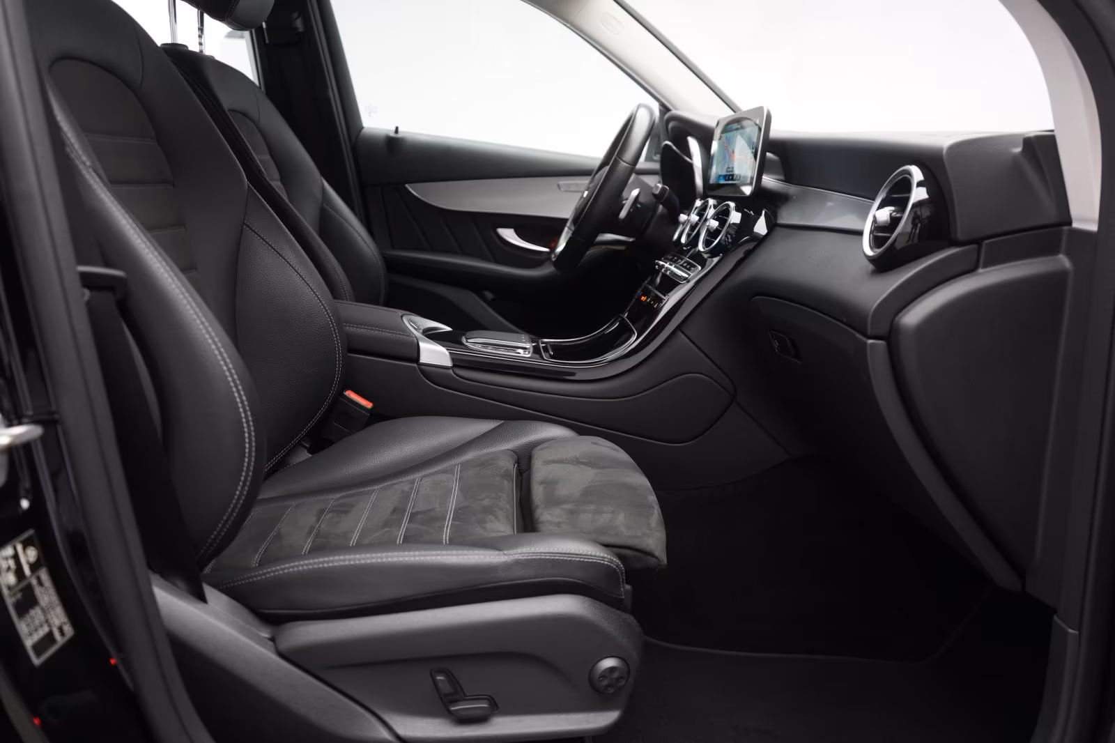 (B-178) Mercedes-Benz(Hybrid) GLC 300 de 4Matic 9G-Tronic AMG CarPlay/Temp/ - Image 9