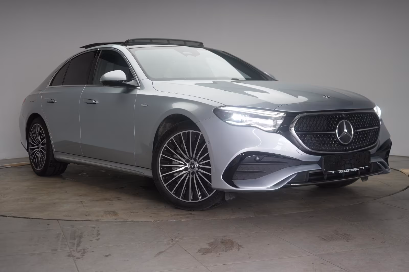 (B-319) Mercedes-Benz(Hybrid) E 300 de 4Matic 9G-T AMG Superscreen/Distronic/P - Image 1