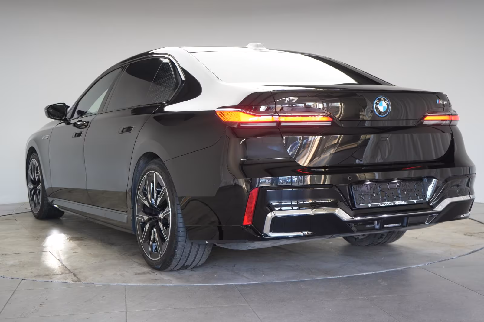 (B-275) BMW i7 M70 xDrive TheatreScreen/SkyLounge/HUD/B&W/Li - Image 4