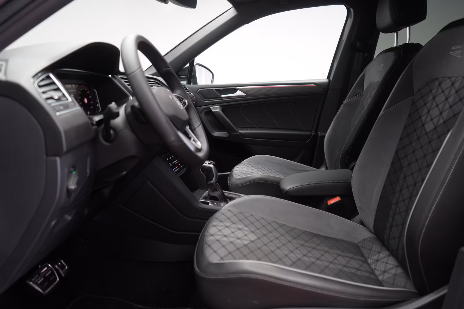 (B-651) Volkswagen Tiguan Allspace 2.0 TDI 4Motion DSG R line Navi/ - Image 6