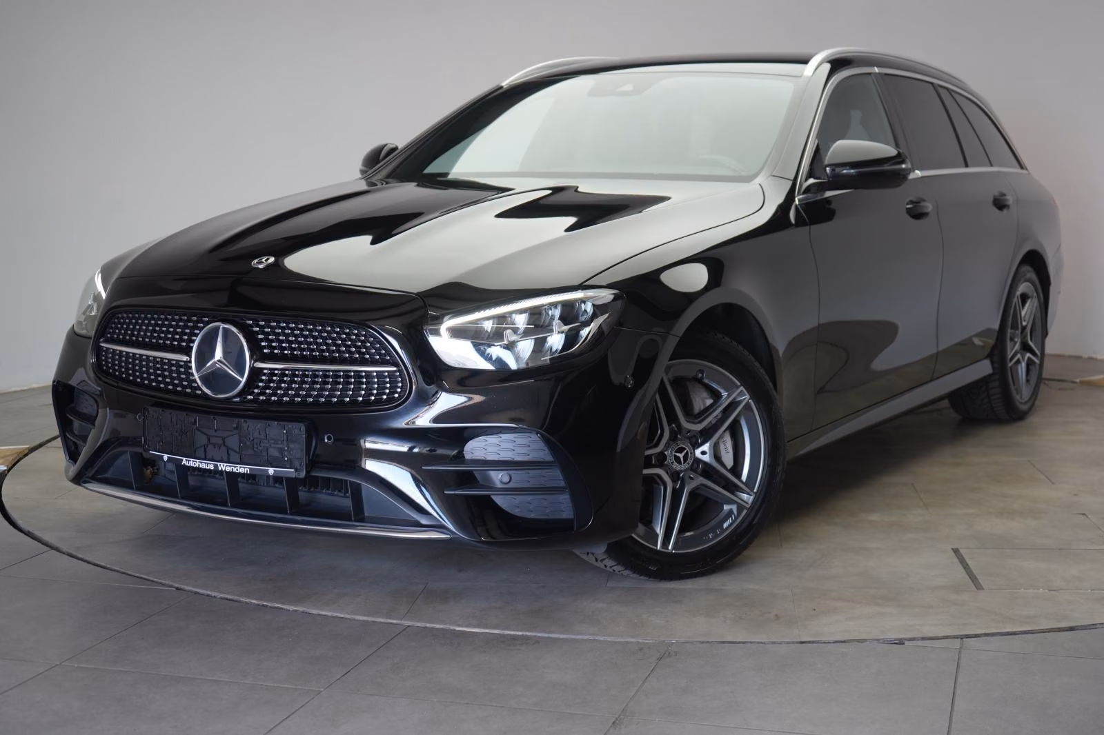 (B-330) Mercedes-Benz(Hybrid) E 300 de 4Matic T 9G-Tronic AMG Kamera/AHK/Wide - Image 3