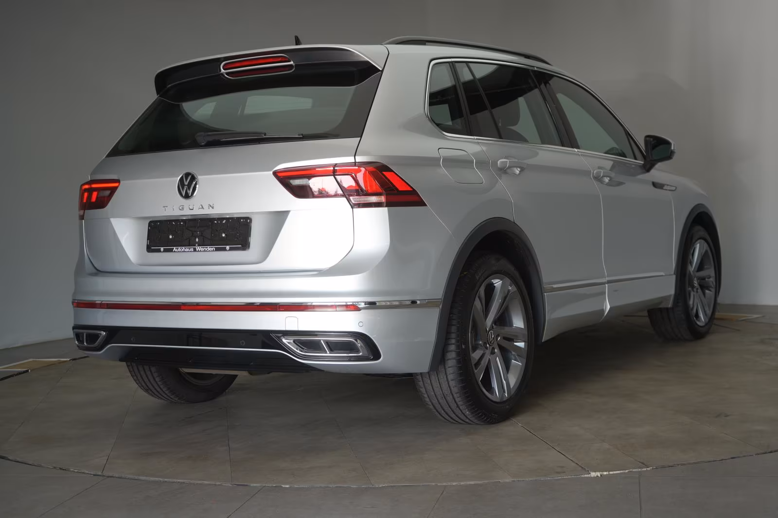 (B-648) Volkswagen Tiguan 2.0 TDI DSG R line ACC/Lane/Appconnect/AH - Image 5