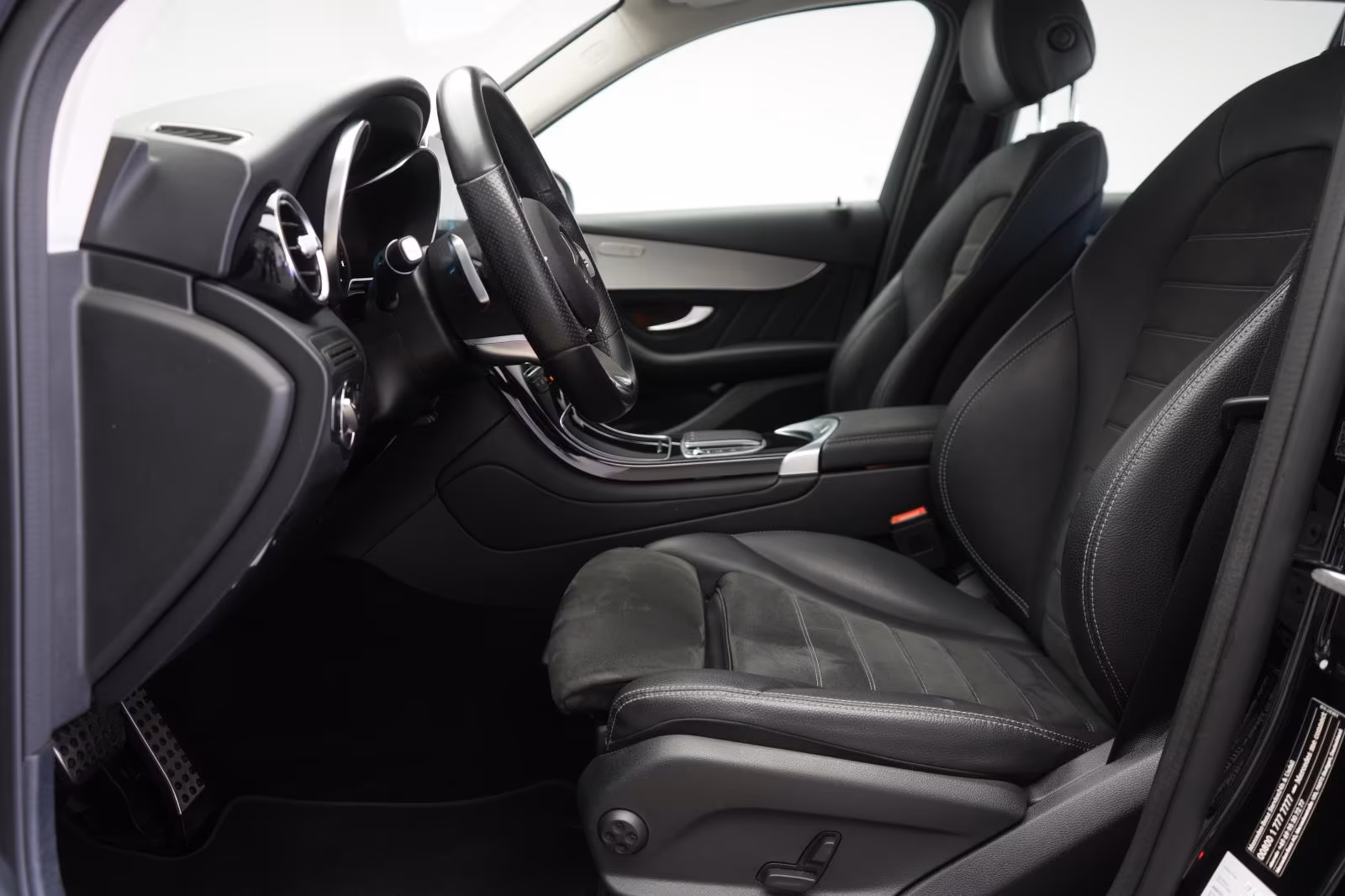 (B-178) Mercedes-Benz(Hybrid) GLC 300 de 4Matic 9G-Tronic AMG CarPlay/Temp/ - Image 6