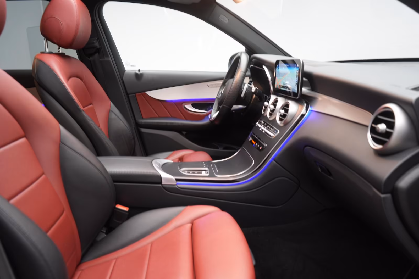 (B-703) Mercedes-Benz(Hybrid) GLC 300 e 4Matic 9G-Tronic AMG Leder/Distroni - Image 9