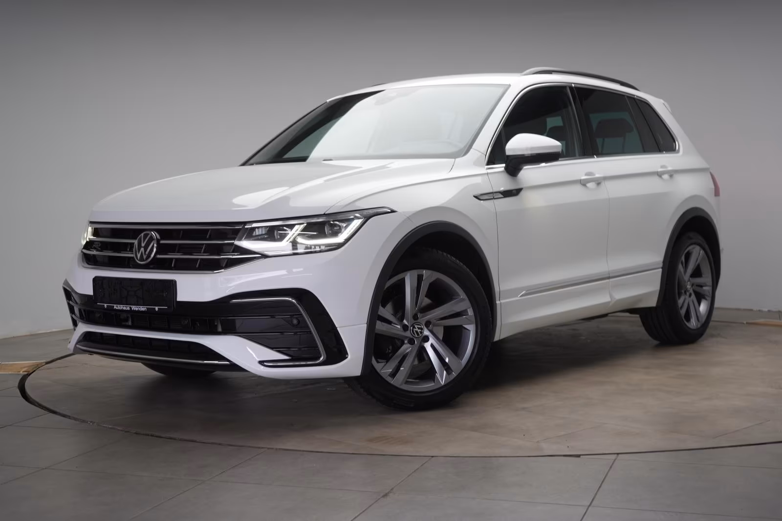 (B-655) Volkswagen Tiguan 2.0 TDI DSG R Line ACC/Virtual/Lane/AHK/ - Image 3