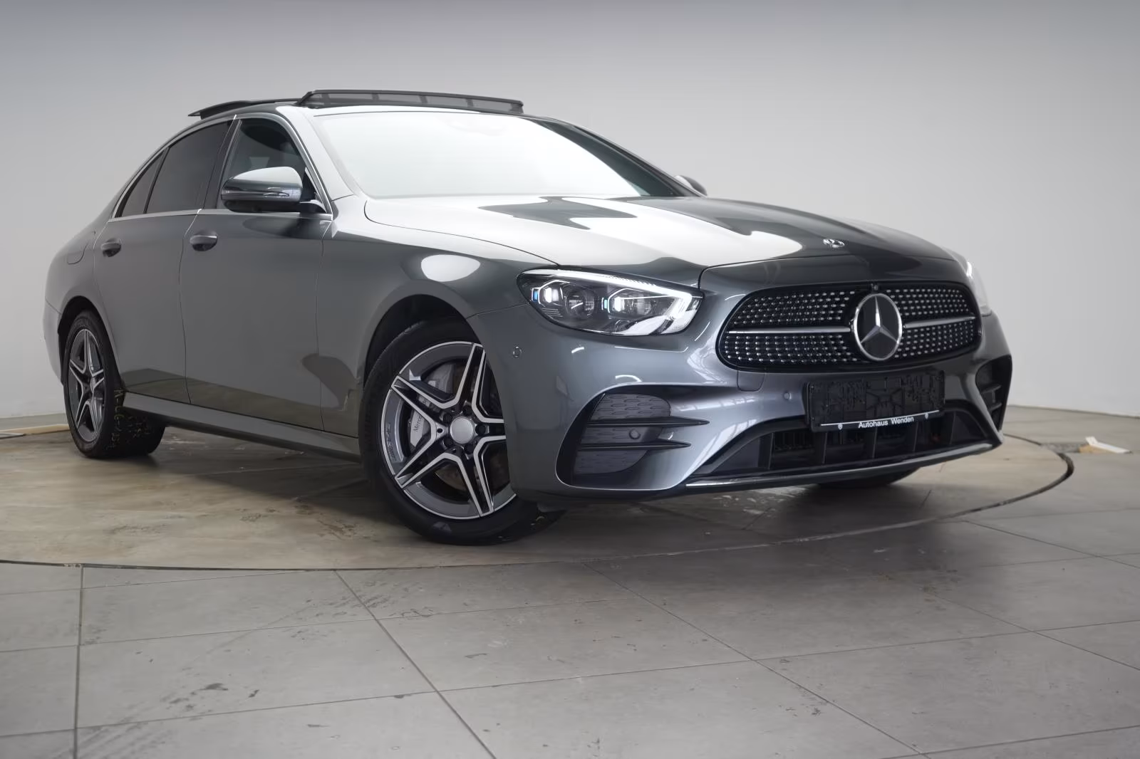 (B-355) Mercedes-Benz(Hybrid) E 300 de 9G-Tronic AMG Distronic/Kamera/Pano/L - Image 1