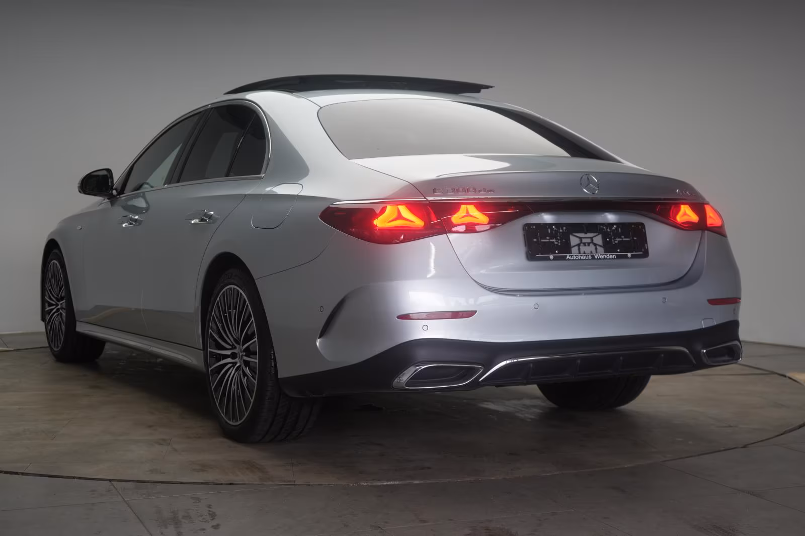 (B-319) Mercedes-Benz(Hybrid) E 300 de 4Matic 9G-T AMG Superscreen/Distronic/P - Image 4