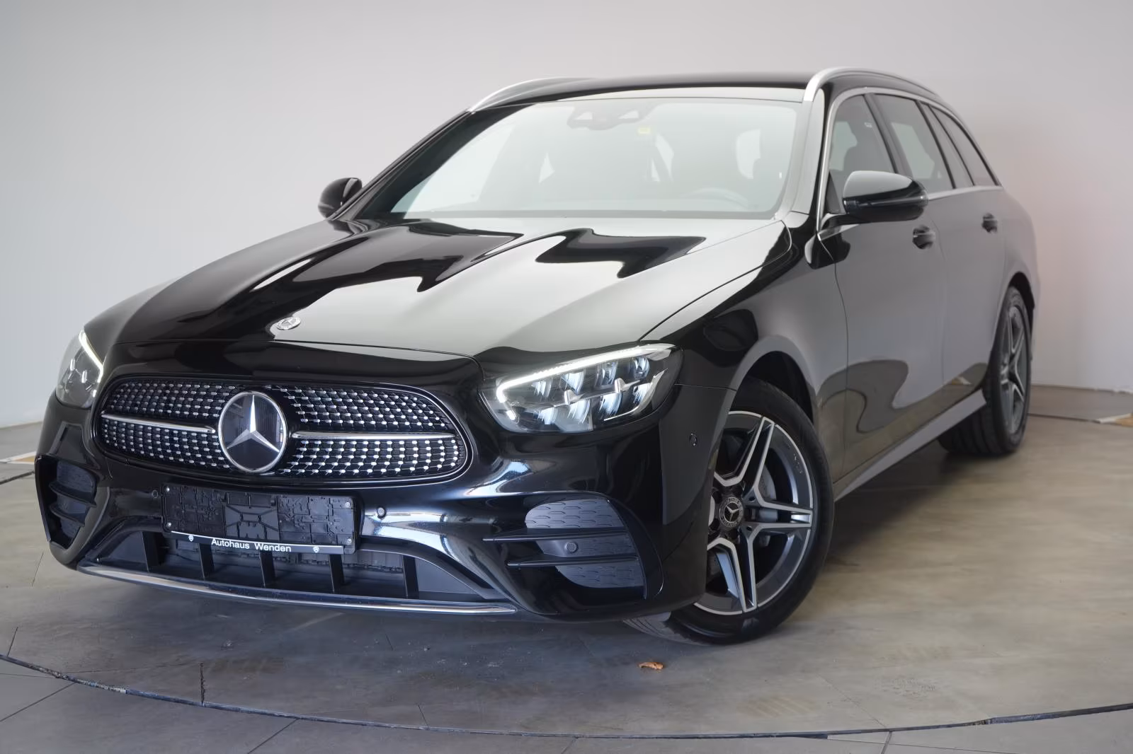 (B-599) Mercedes-Benz(7 ghế) E 300 d 4Matic T 9G-Tronic AMG Distroni - Image 3