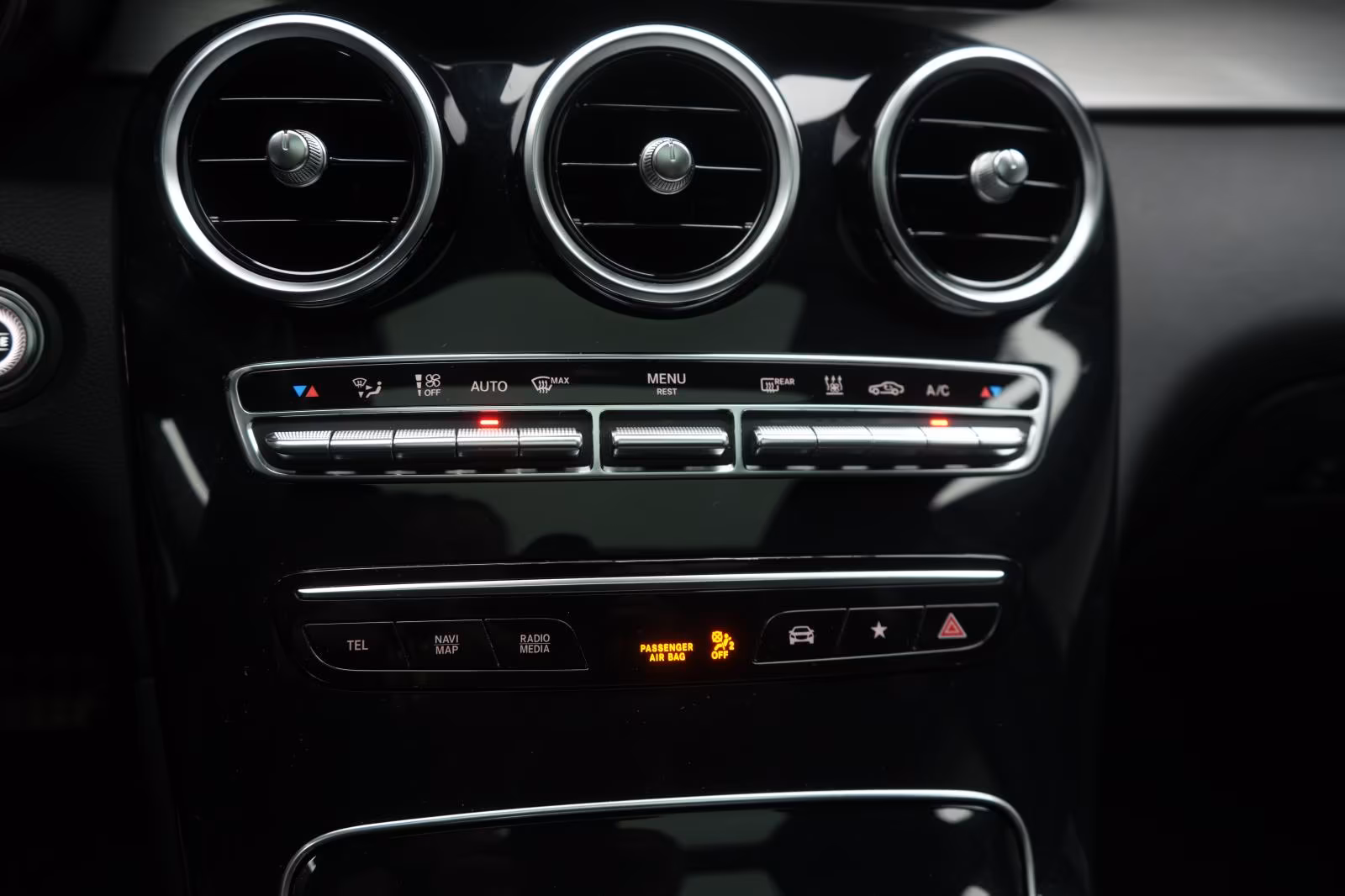 (B-636) Mercedes-Benz(Hybrid) GLC 300 e 4Matic 9G-Tronic Distronic/Kamera/Pan - Image 17