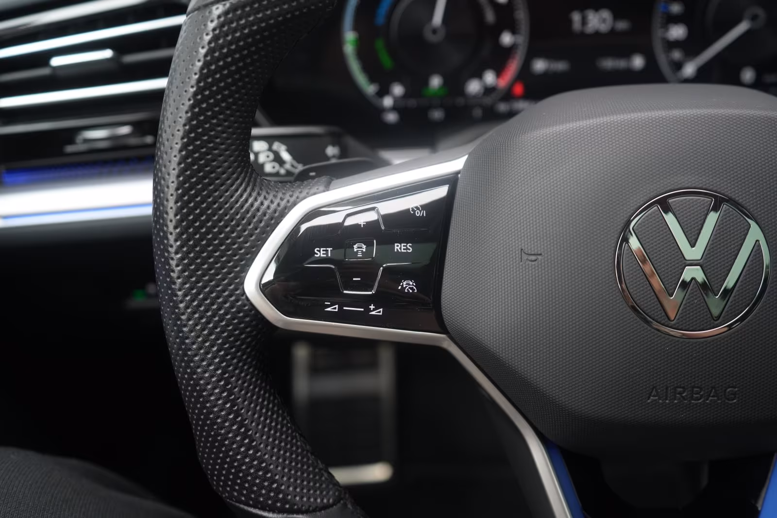 (B-401) Volkswagen Touareg R 4 Motion 3.0 eHybrid Leder/ACC/Night/H - Image 19