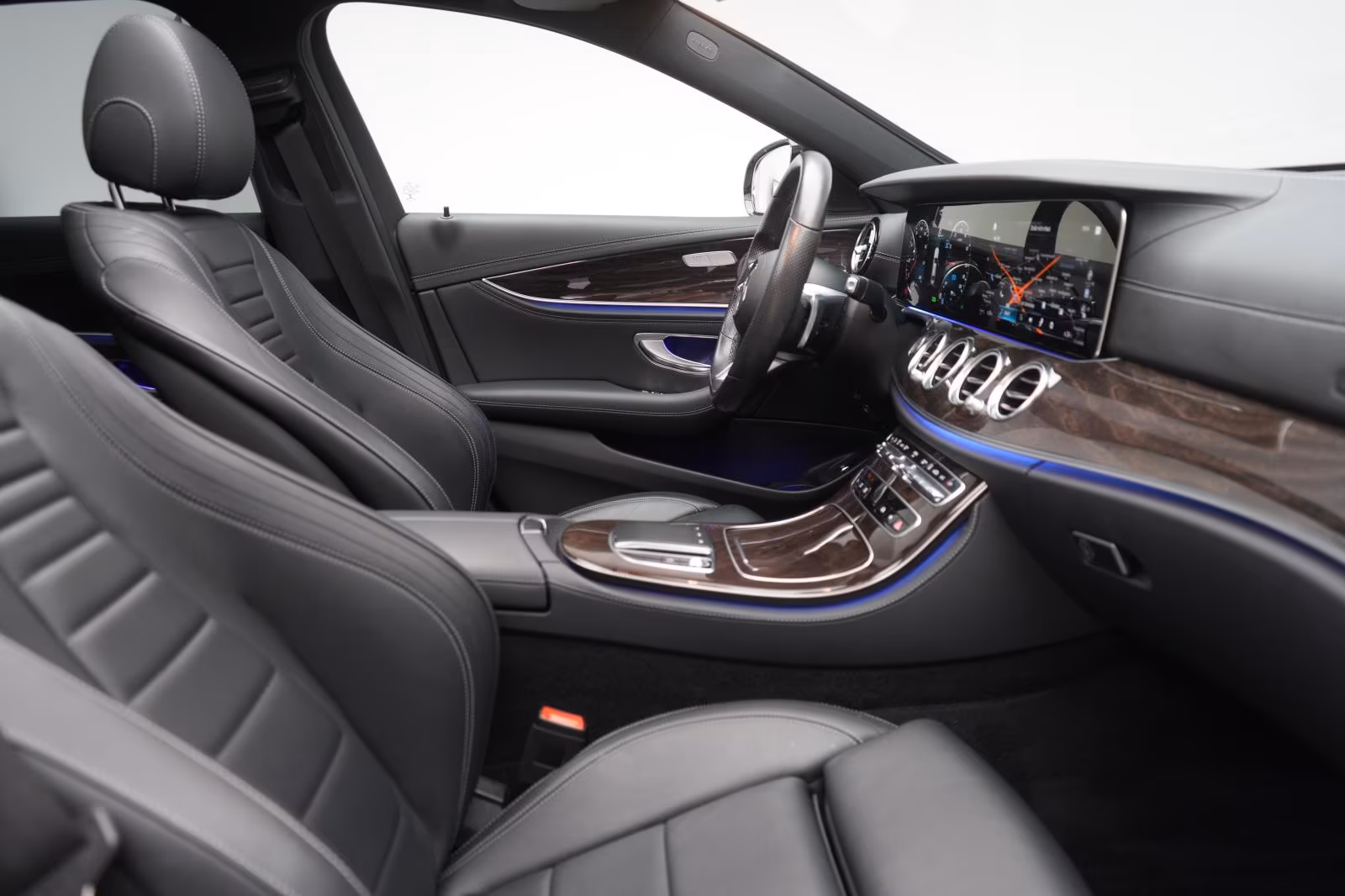 (B-093) Mercedes-Benz(Hybrid) E 300 e 9G-Tronic AMG Line - Image 9