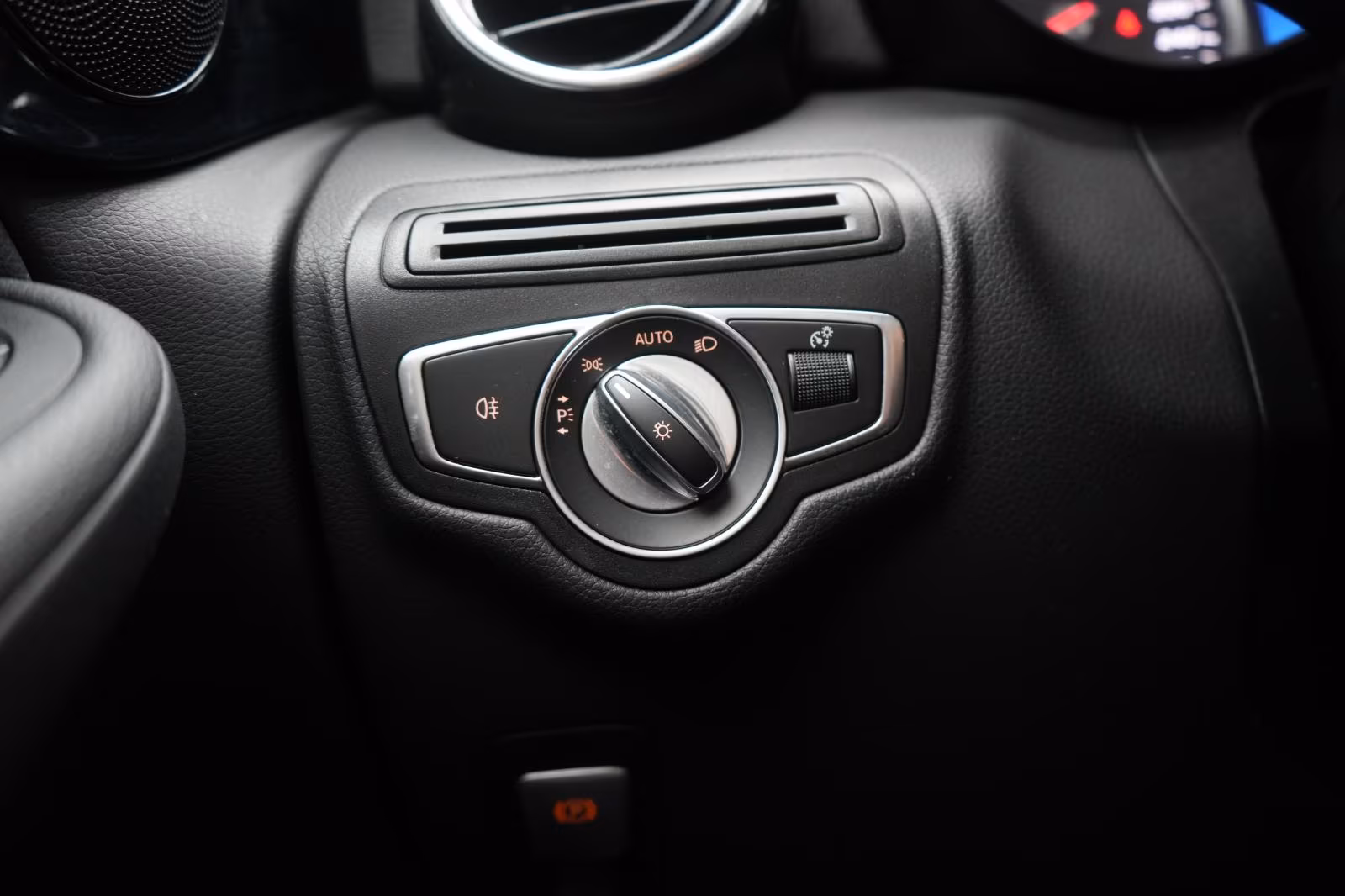 (B-376) Mercedes-Benz(Hybrid) GLC 300 e 4Matic 9G-Tronic Temp/Kamera/AHK/ - Image 17
