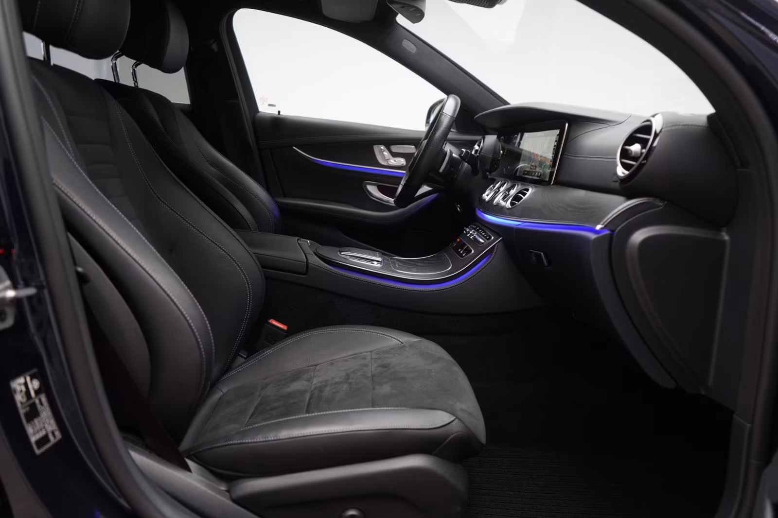 (B-259) Mercedes-Benz(Hybrid) E 300 e T 9G-Tronic AMG Distronic/Kamera/AHK/L - Image 9