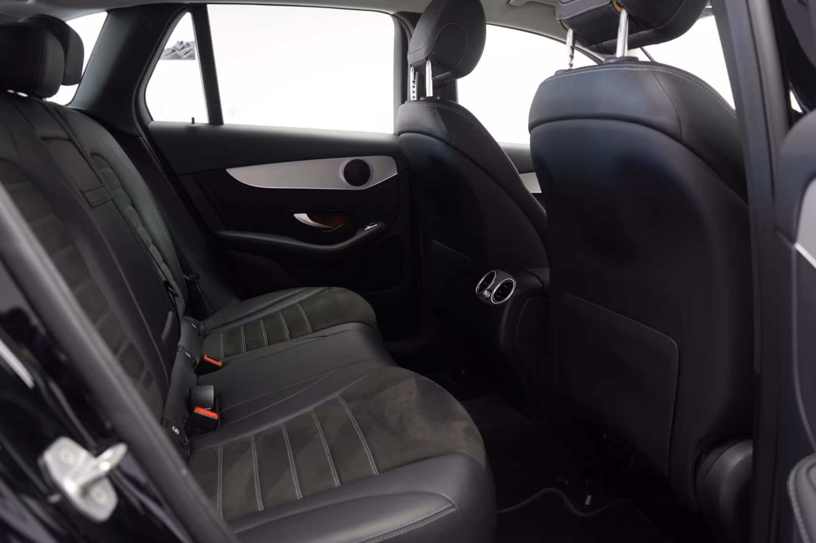 (B-178) Mercedes-Benz(Hybrid) GLC 300 de 4Matic 9G-Tronic AMG CarPlay/Temp/ - Image 11