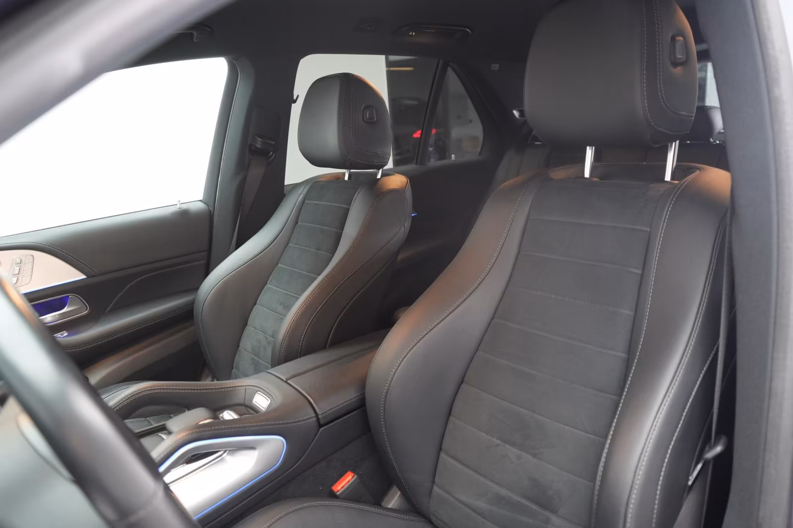 (B-392) Mercedes-Benz(Hybrid) GLE 350 de 4Matic 9G-Tronic AMG Distronic/Softcl  - Image 7
