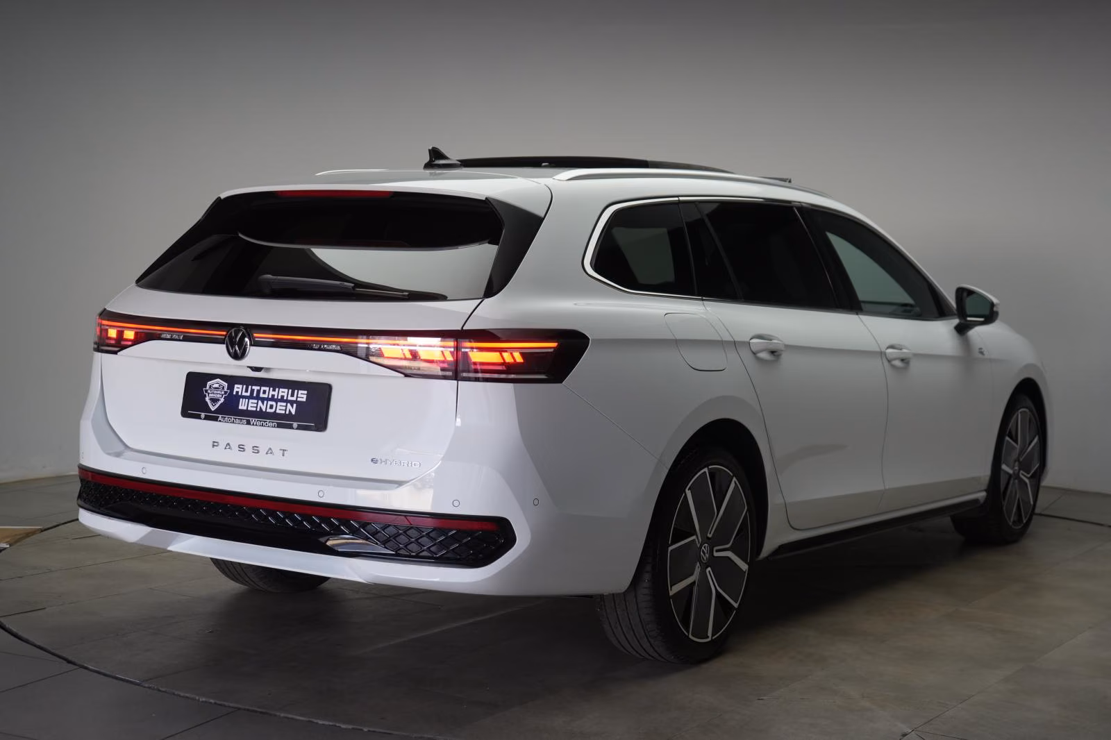 (B-326) Volkswagen(Hybrid) Passat 1.5 e-Hybrid DSG R-Line ACC/Kamera/Pano/A - Image 5