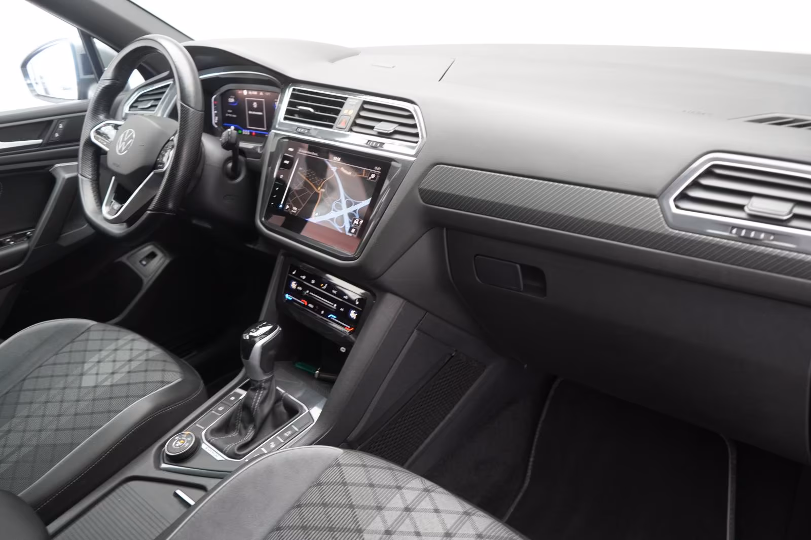 (B-566) Volkswagen Tiguan 2.0 TSI 4Motion DSG R-Line - Image 10