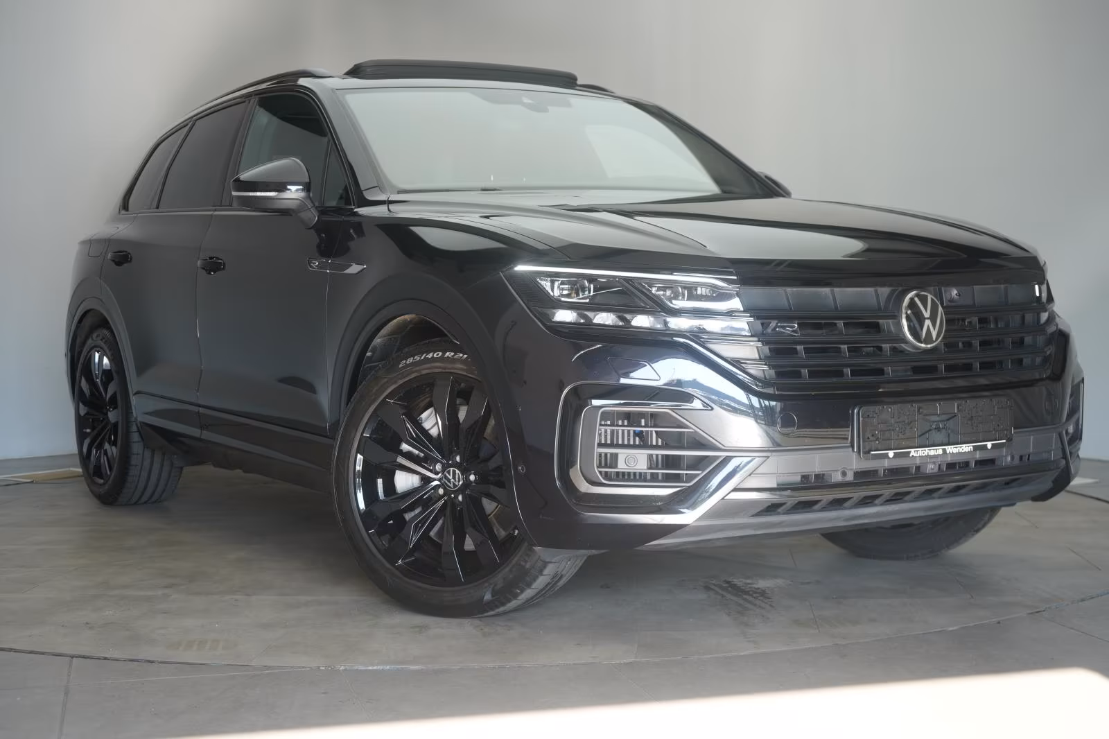 (B-401) Volkswagen Touareg R 4 Motion 3.0 eHybrid Leder/ACC/Night/H - Image 1