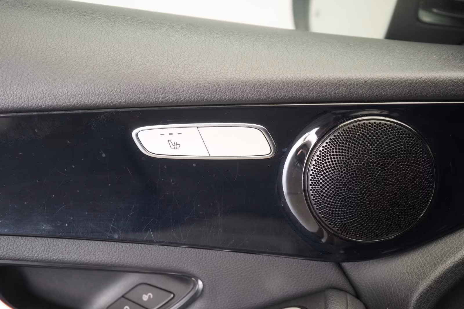(B-088) Mercedes-Benz GLC 300 e 4Matic 9G-Tronic Distronic/Carplay/Lan - Image 16