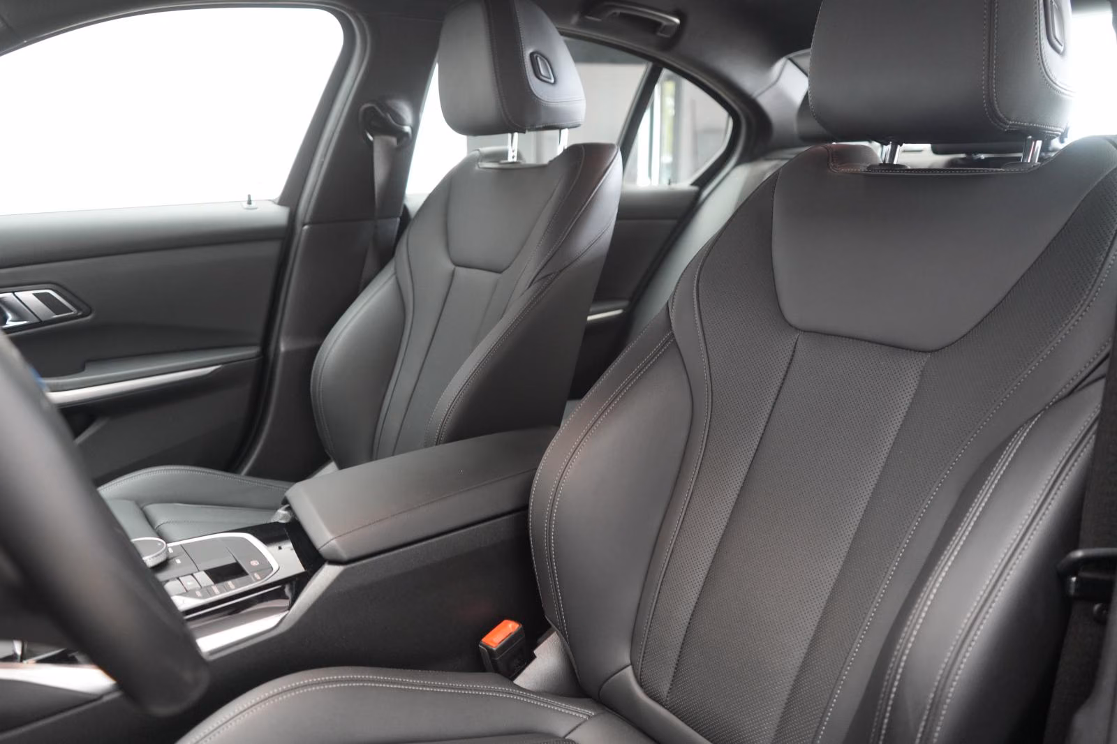 (B-425) BMW 320 i Leder/Temp/Hifi/Wide/CarPlay/Lane - Image 7