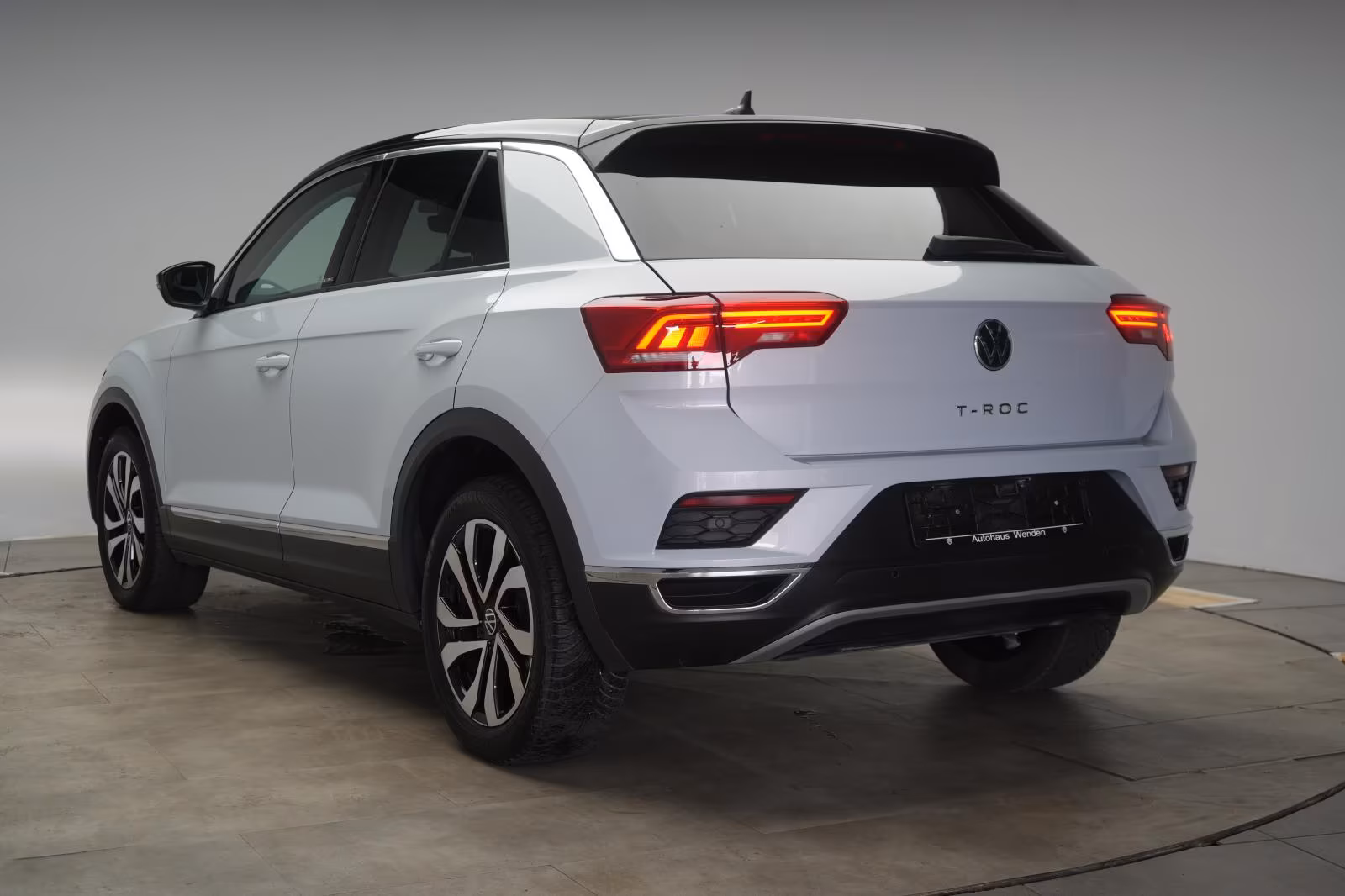 (B-264) Volkswagen T-Roc 1.5 TSI DSG Active CarPlay/ACC/Lane/AHK - Image 4