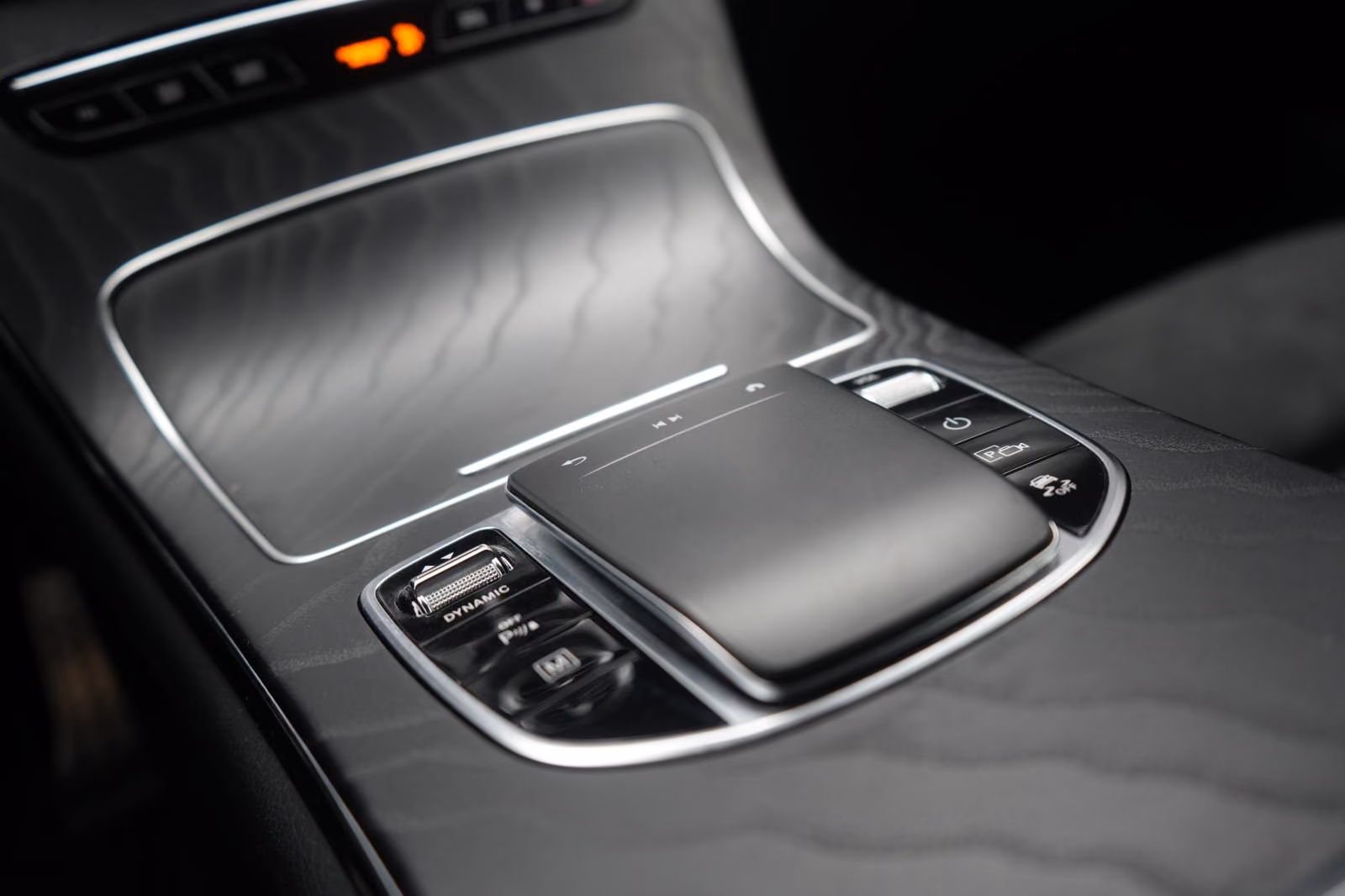 (B-515) Mercedes-Benz(Hybrid) GLC 300 de 4Matic 9G-Tronic AMG CarPlay/Tem - Image 13