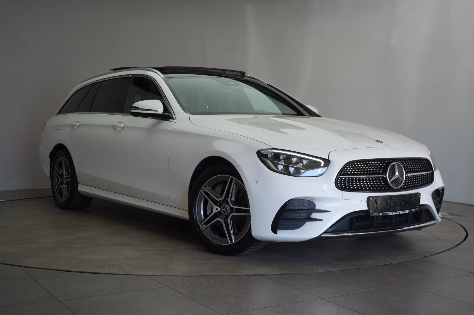 (B-240) Mercedes-Benz(Hybrid) E 300 de T 9G-TRONIC AMG Temp/Kamera/Pano/Burmes - Image 1
