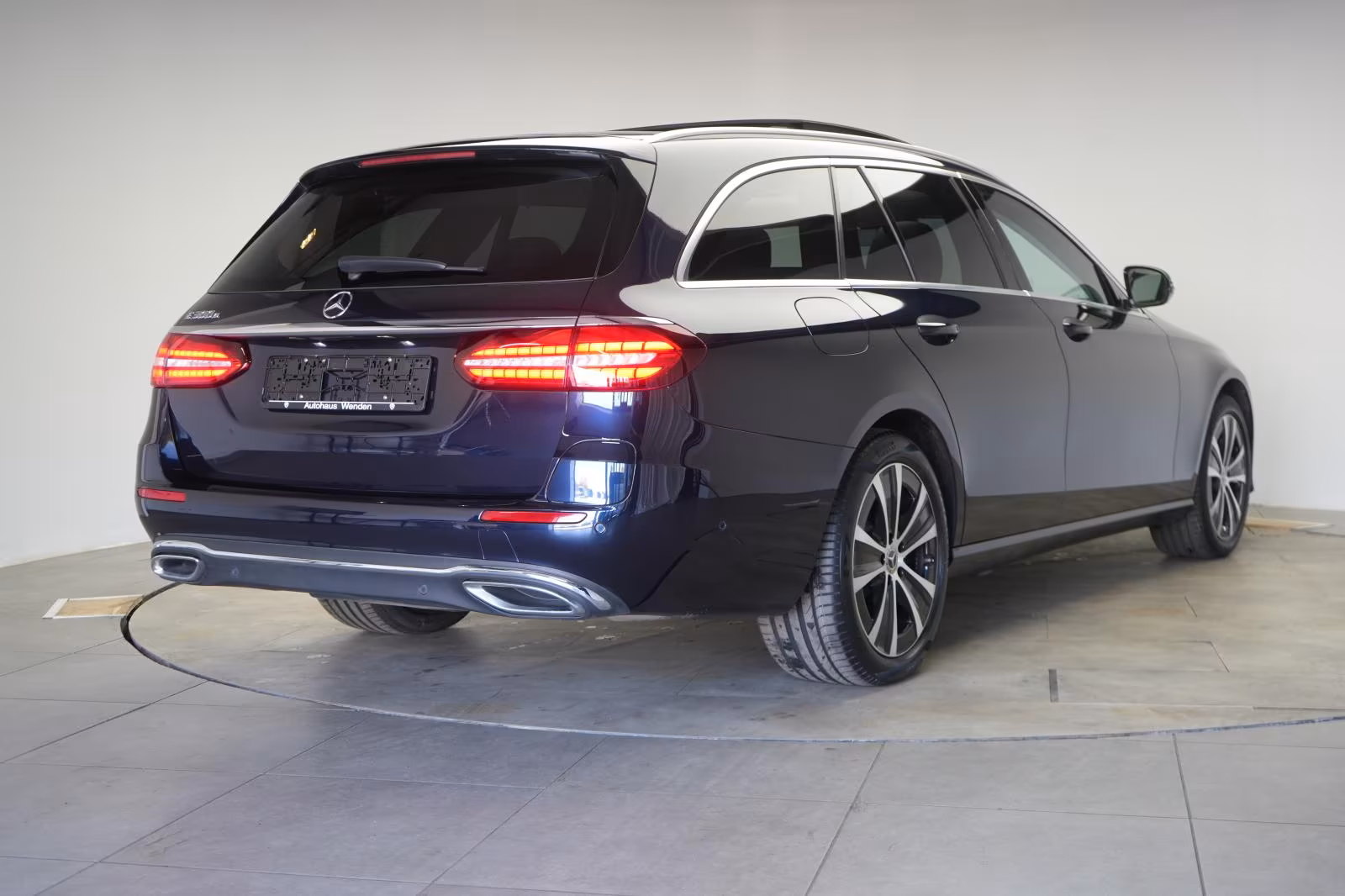 (B-664) Mercedes-Benz(Hybrid) E 300 E T 9G-Tronic Leder/Temp/Kamera/Pano/A - Image 5