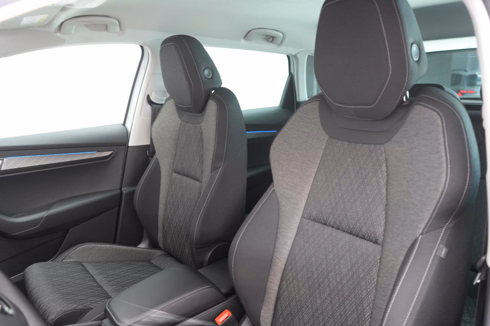 (B-754) Skoda Karoq 2.0 TDI 4x4 DSG Style ACC/Matrix/AHK/Kamer - Image 7