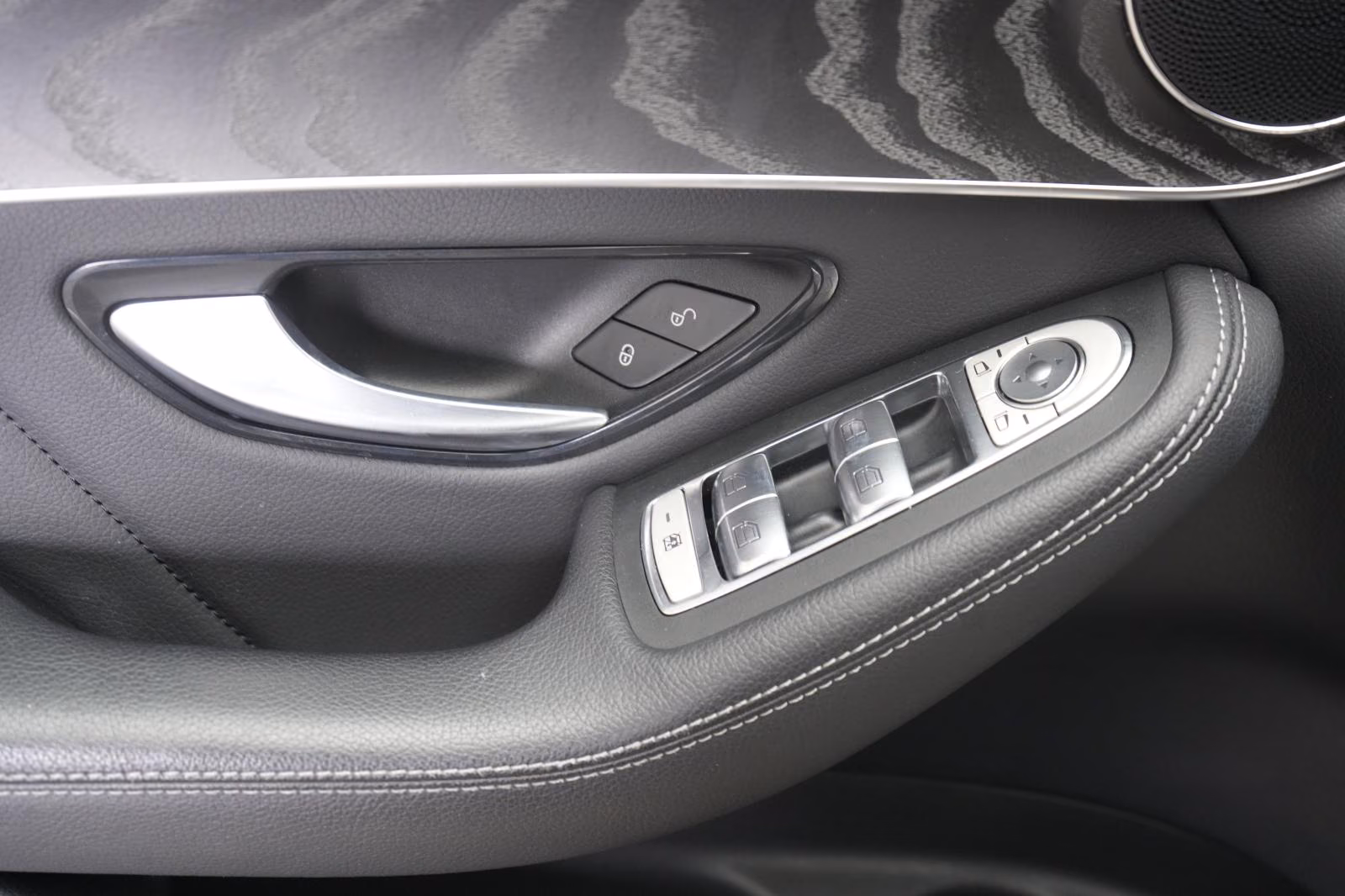 (B-515) Mercedes-Benz(Hybrid) GLC 300 de 4Matic 9G-Tronic AMG CarPlay/Tem - Image 21