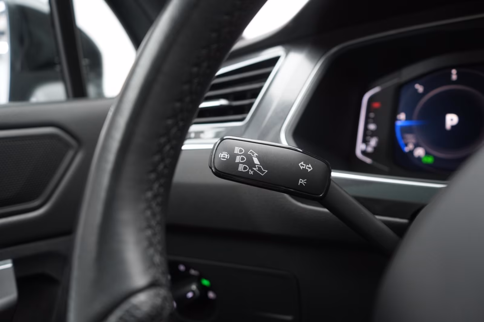 (B-443) Volkswagen Tiguan Allspace 2.0 TDI 4Motion DSG R-Line AHK/P - Image 18