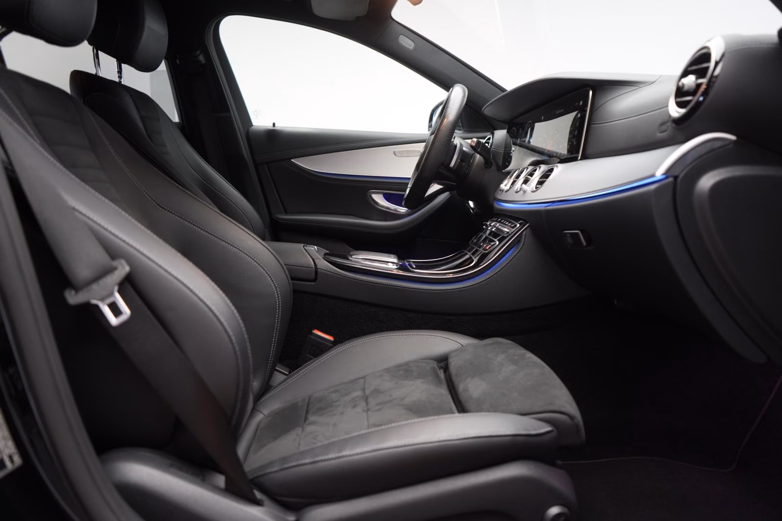 (B-330) Mercedes-Benz(Hybrid) E 300 de 4Matic T 9G-Tronic AMG Kamera/AHK/Wide - Image 9