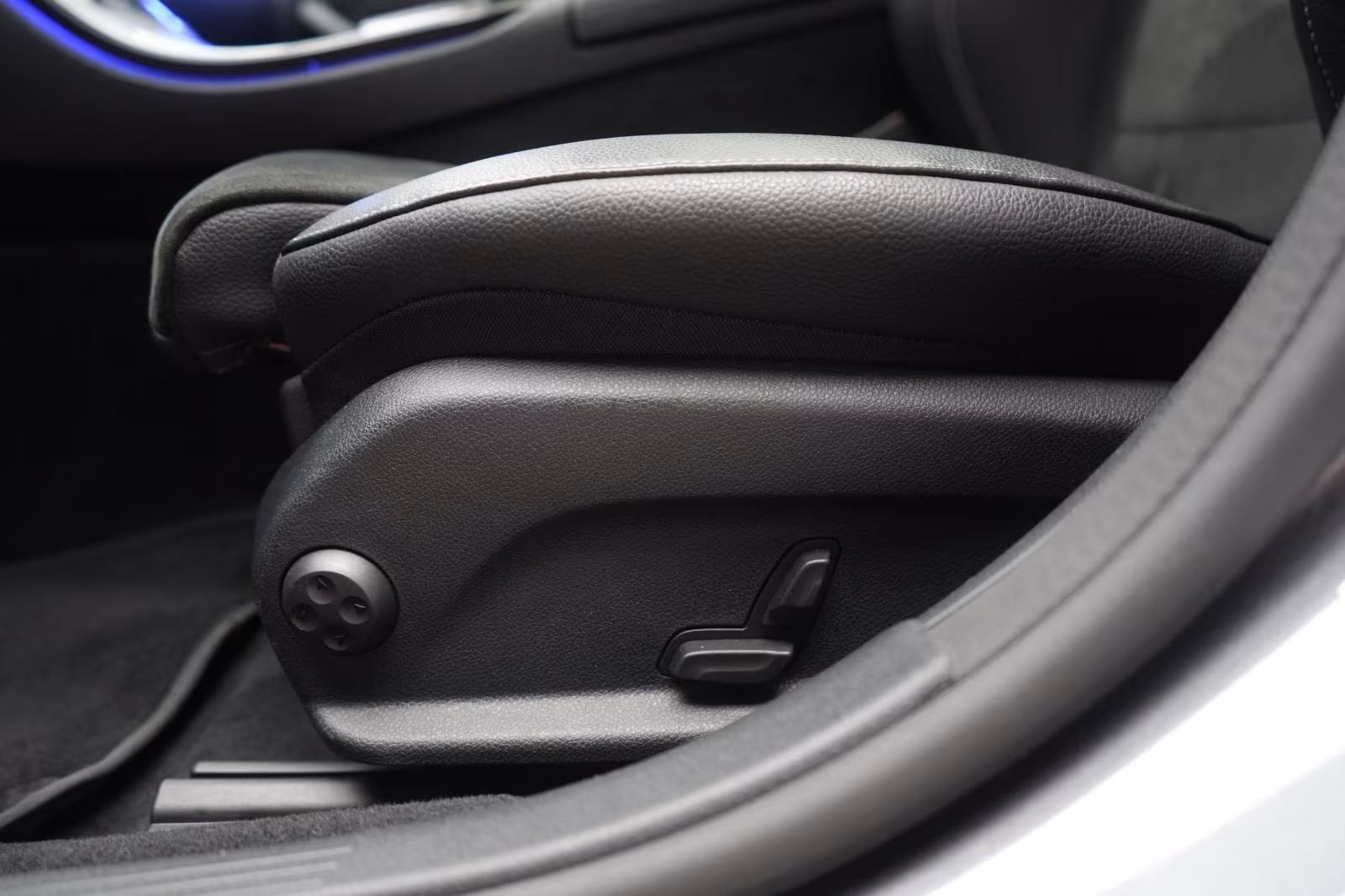 (B-355) Mercedes-Benz(Hybrid) E 300 de 9G-Tronic AMG Distronic/Kamera/Pano/L - Image 17