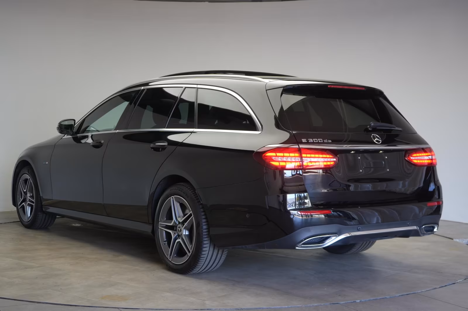 (B-468) Mercedes-Benz(Hybrid) E 300 de T 9G-Tronic AMG Distronic/Kamera/Pan - Image 7