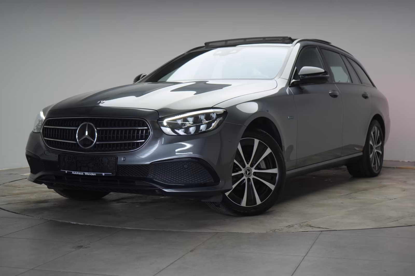 (B-341) Mercedes-Benz(Hybrid) E 300 de 4Matic T 9G-Tronic Avantgarde Leder/Dis - Image 3