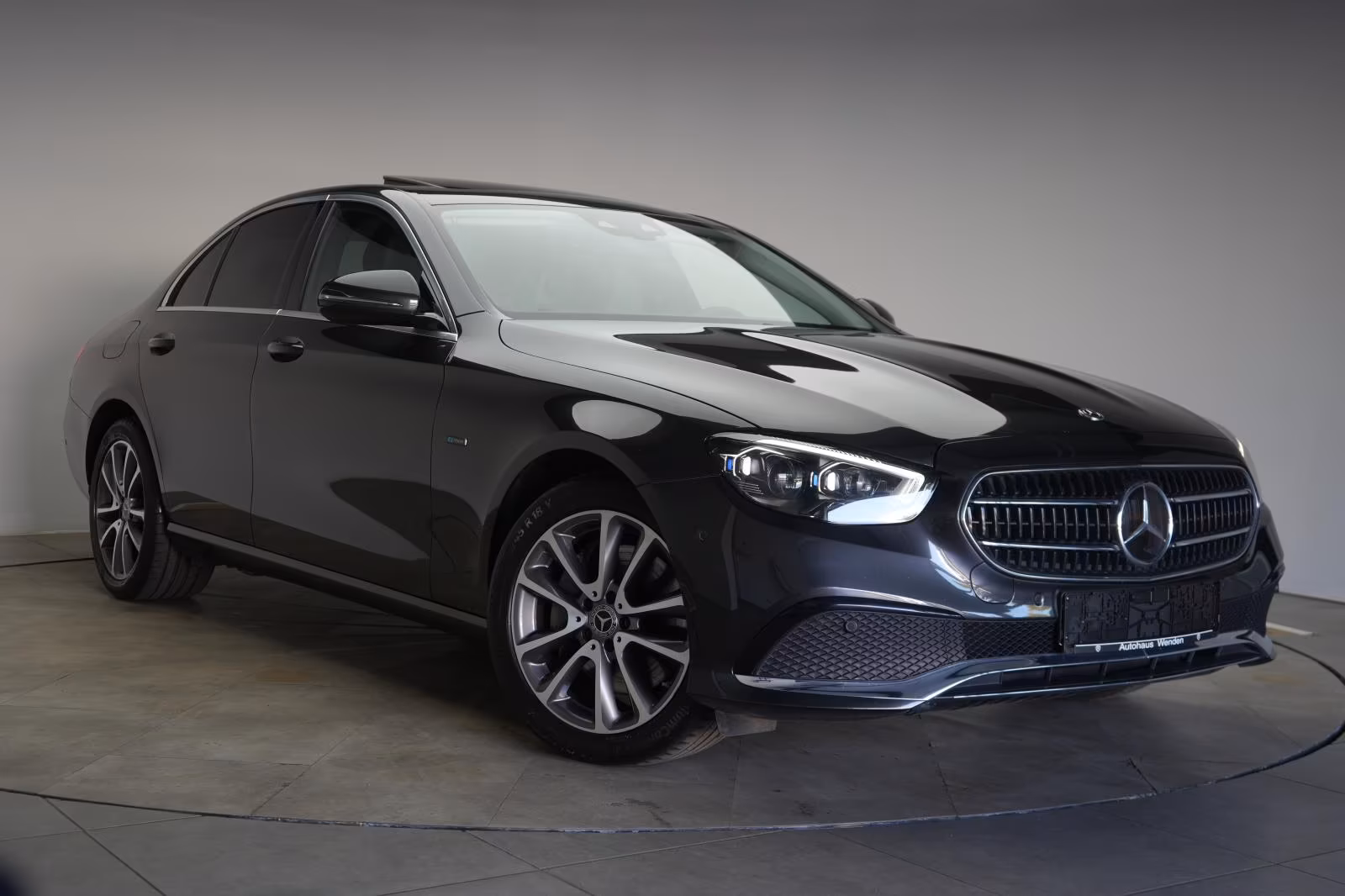 (B-099) Mercedes-Benz(Hybrid) E 300 de 9G-Tronic Avantgarde Distronic/Kamera - Image 1