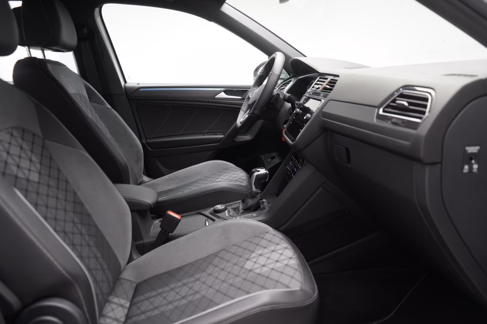 (B-427) Volkswagen Tiguan Allspace 2.0 TDI SCR 4Motion DSG R-Line - Image 9