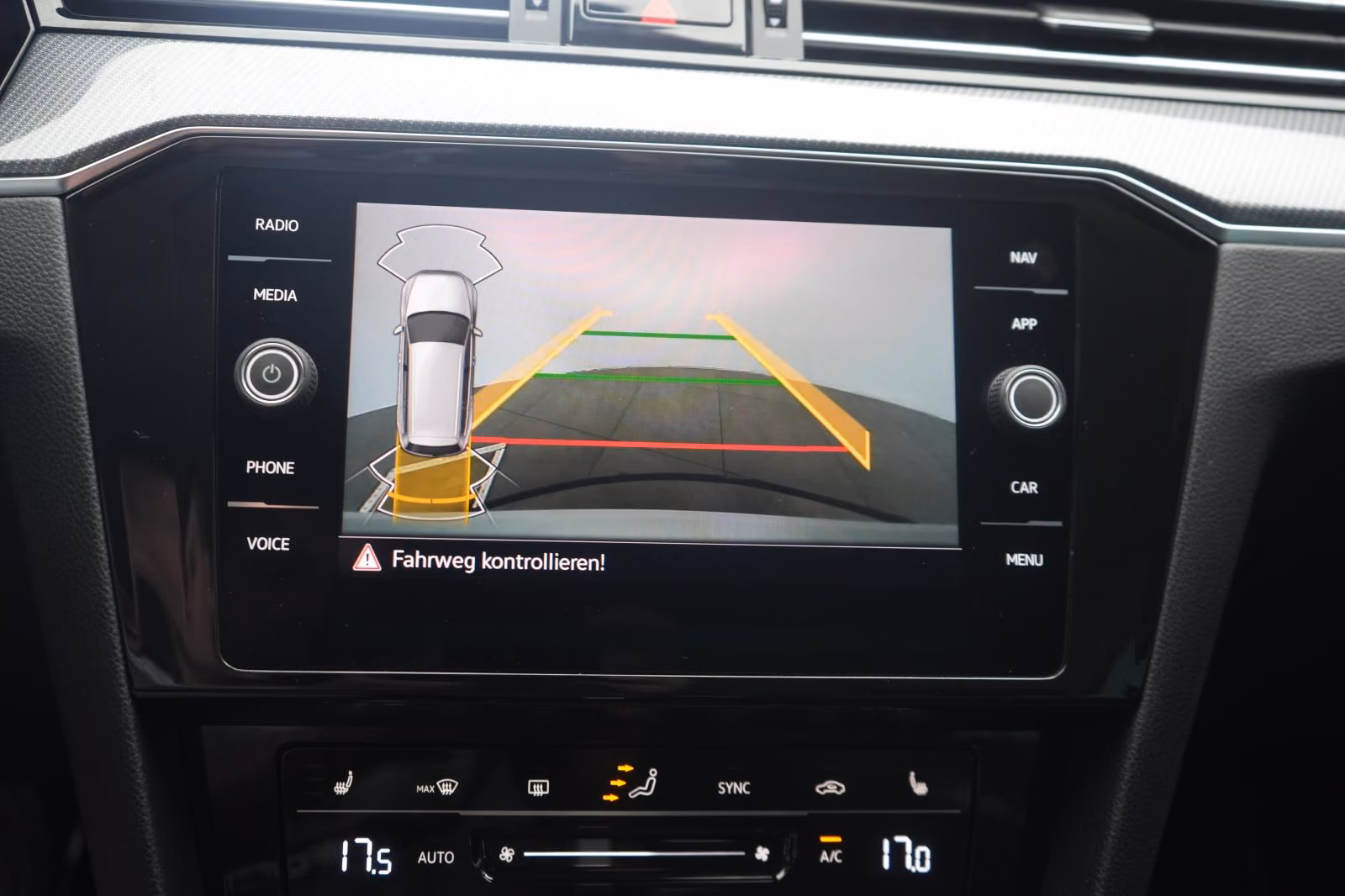 (B-226) Volkswagen Passat Variant 2.0 TDI DSG Business R line ACC/K - Image 17